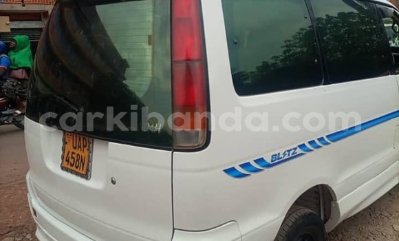 Gura Yakoze Toyota Noah White Imodoka i Kampala mu Uganda Gura Yakoze Toyota Noah White Imodoka i Kampala mu Uganda