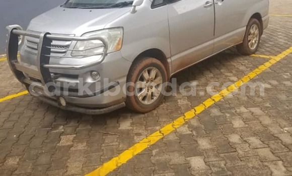Gura Yakoze Toyota Noah Silver Imodoka i Kampala mu Uganda