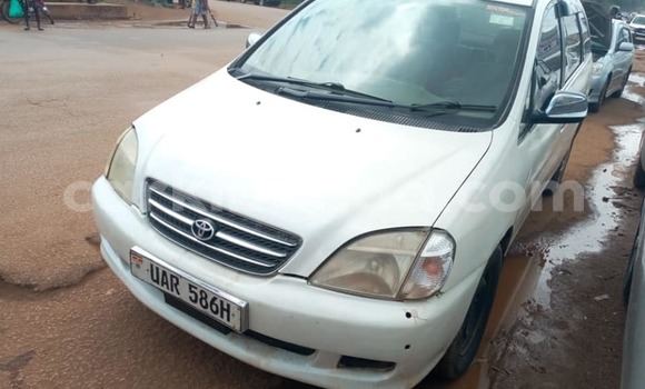 Gura Yakoze Toyota Nadia White Imodoka i Kampala mu Uganda Gura Yakoze Toyota Nadia White Imodoka i Kampala mu Uganda