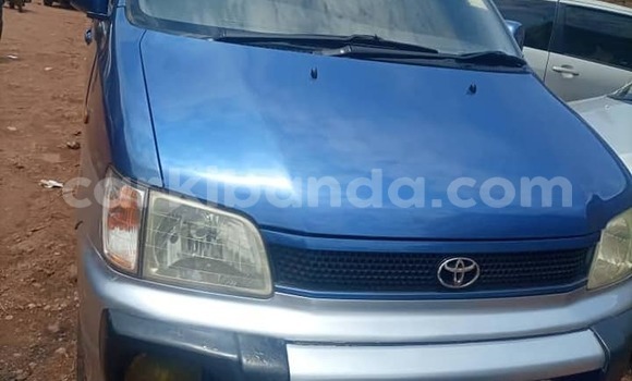Gura Yakoze Toyota Noah Blue Imodoka i Kampala mu Uganda