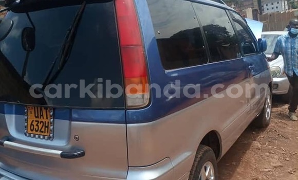 Gura Yakoze Toyota Noah Blue Imodoka i Kampala mu Uganda Gura Yakoze Toyota Noah Blue Imodoka i Kampala mu Uganda