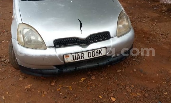 Acheter Occasion Voiture Toyota Vitz Gris à Kampala, Ouganda Acheter Occasion Voiture Toyota Vitz Gris à Kampala, Ouganda