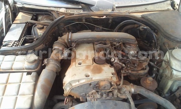 Gura Yakoze Mercedes‒Benz C–Class Silver Imodoka i Kampala mu Uganda Gura Yakoze Mercedes‒Benz C–Class Silver Imodoka i Kampala mu Uganda