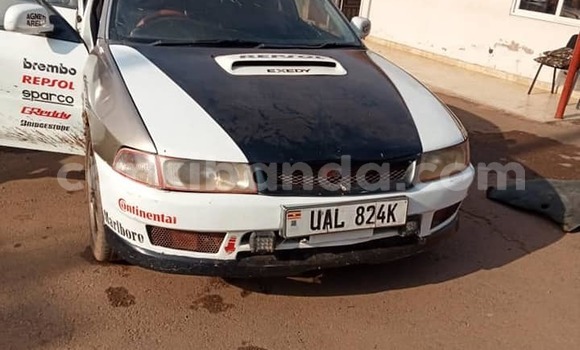 Gura Yakoze Mitsubishi Lancer White Imodoka i Kampala mu Uganda Gura Yakoze Mitsubishi Lancer White Imodoka i Kampala mu Uganda