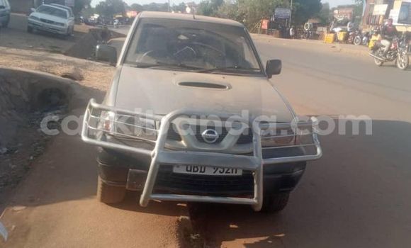 Gura Yakoze Nissan Terrano Silver Imodoka i Kampala mu Uganda
