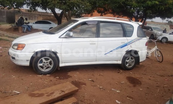 Nunua Ilio tumika Toyota Ipsum Nyeupe Gari ndani ya Kampala nchini Uganda