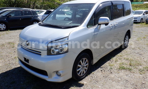 Gura Yakoze Toyota Voxy Silver Imodoka i Kampala mu Uganda