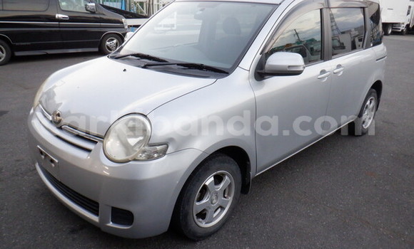 Gura Yakoze Toyota Sienta Silver Imodoka i Kampala mu Uganda