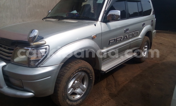 Nunua Ilio tumika Toyota Land Cruiser Prado Fedha Gari ndani ya Kampala nchini Uganda