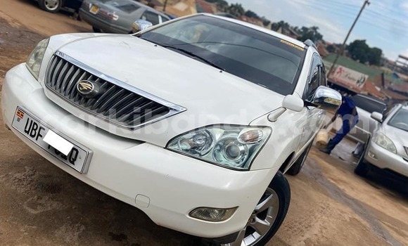 Nunua Ilio tumika Toyota Harrier Nyeupe Gari ndani ya Kampala nchini Uganda