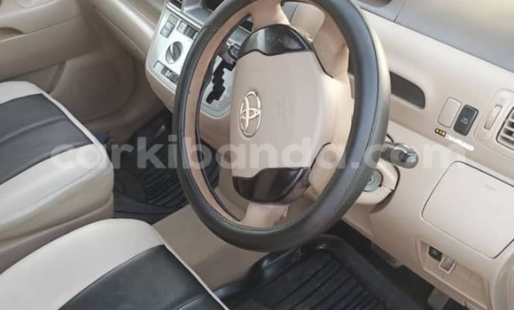 Acheter Occasion Voiture Toyota Raum Bleu à Kampala, Ouganda Acheter Occasion Voiture Toyota Raum Bleu à Kampala, Ouganda