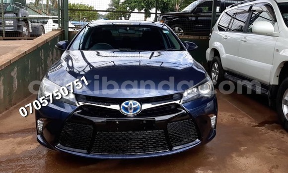Gura Yakoze Toyota Camry Blue Imodoka i Kampala mu Uganda