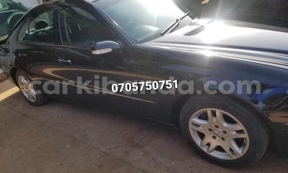 Nunua Ilio tumika Mercedes‒Benz E–Class Nyeusi Gari ndani ya Kampala nchini Uganda