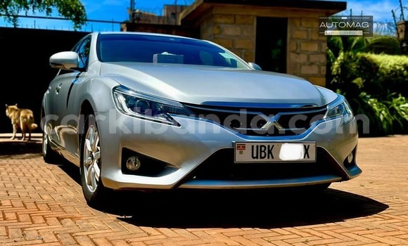 Nunua Ilio tumika Toyota Mark X Fedha Gari ndani ya Kampala nchini Uganda