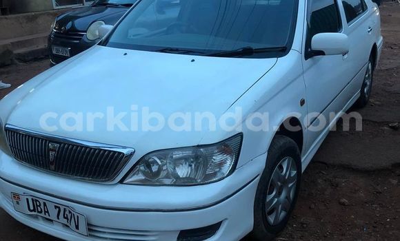 Nunua Ilio tumika Toyota Vista Nyeupe Gari ndani ya Kampala nchini Uganda