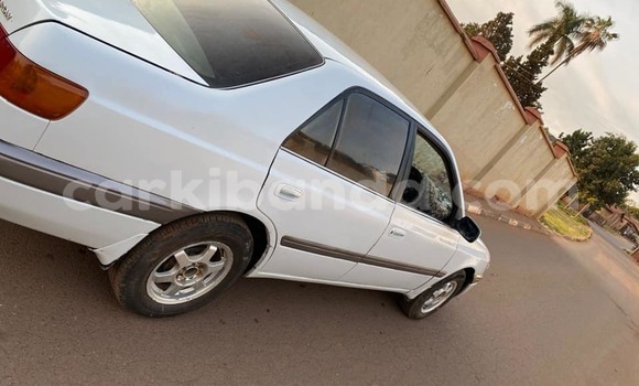 Gura Yakoze Toyota Premio White Imodoka i Kampala mu Uganda