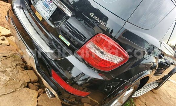 Nunua Ilio tumika Mercedes‒Benz ML–Class Nyeusi Gari ndani ya Kampala nchini Uganda Nunua Ilio tumika Mercedes‒Benz ML–Class Nyeusi Gari ndani ya Kampala nchini Uganda