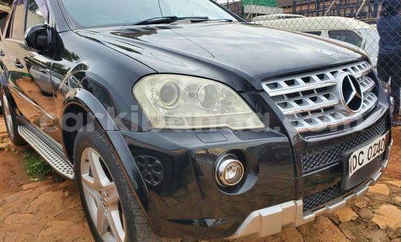 Nunua Ilio tumika Mercedes‒Benz ML–Class Nyeusi Gari ndani ya Kampala nchini Uganda Nunua Ilio tumika Mercedes‒Benz ML–Class Nyeusi Gari ndani ya Kampala nchini Uganda