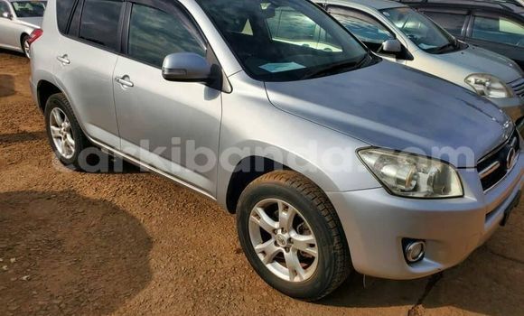 Gura Yakoze Toyota RAV4 Silver Imodoka i Kampala mu Uganda