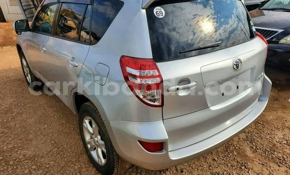 Nunua Ilio tumika Toyota RAV4 Fedha Gari ndani ya Kampala nchini Uganda Nunua Ilio tumika Toyota RAV4 Fedha Gari ndani ya Kampala nchini Uganda