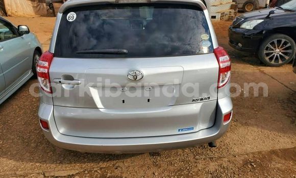 Nunua Ilio tumika Toyota RAV4 Fedha Gari ndani ya Kampala nchini Uganda Nunua Ilio tumika Toyota RAV4 Fedha Gari ndani ya Kampala nchini Uganda