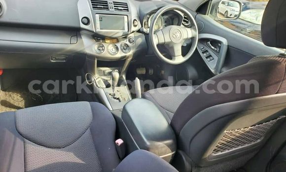 Nunua Ilio tumika Toyota RAV4 Fedha Gari ndani ya Kampala nchini Uganda Nunua Ilio tumika Toyota RAV4 Fedha Gari ndani ya Kampala nchini Uganda