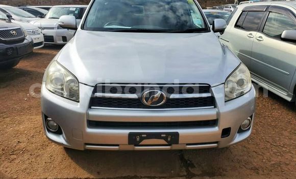 Nunua Ilio tumika Toyota RAV4 Fedha Gari ndani ya Kampala nchini Uganda Nunua Ilio tumika Toyota RAV4 Fedha Gari ndani ya Kampala nchini Uganda
