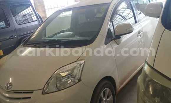 Gura Yakoze Toyota Passo Sette White Imodoka i Kampala mu Uganda