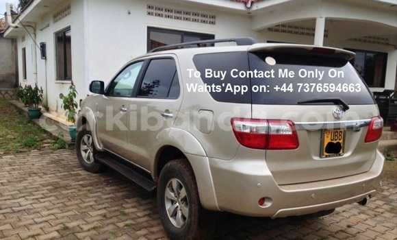 Nunua Ilio tumika Toyota Fortuner Beige Gari ndani ya Kampala nchini Uganda