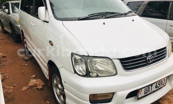 Gura Yakoze Toyota Noah White Imodoka i Kampala mu Uganda