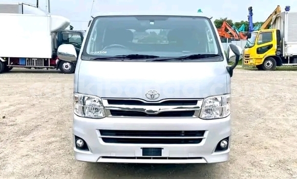 Nunua Ilio tumika Toyota Hiace Nyeupe Gari ndani ya Kampala nchini Uganda