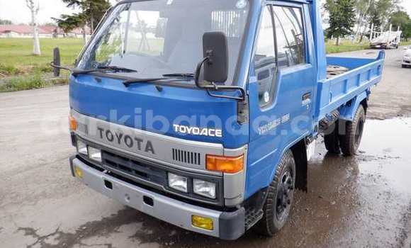Gura Yakoze Toyota Dyna Blue Ikamyo i Kampala mu Uganda