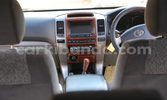 Gura Yakoze Toyota Land Cruiser Prado Silver Imodoka i Kampala mu Uganda Gura Yakoze Toyota Land Cruiser Prado Silver Imodoka i Kampala mu Uganda