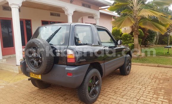 Gura Yakoze Toyota RAV4 Black Imodoka i Kampala mu Uganda Gura Yakoze Toyota RAV4 Black Imodoka i Kampala mu Uganda