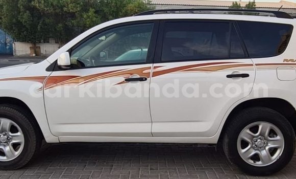 Nunua Ilio tumika Toyota RAV4 Nyeupe Gari ndani ya Kampala nchini Uganda