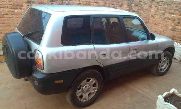 Gura Yakoze Toyota RAV4 Silver Imodoka i Kampala mu Uganda