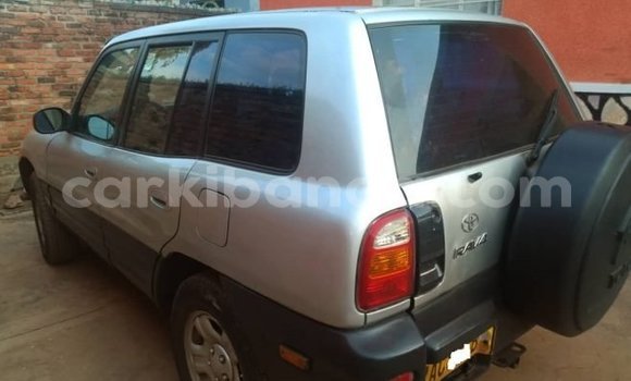Gura Yakoze Toyota RAV4 Silver Imodoka i Kampala mu Uganda Gura Yakoze Toyota RAV4 Silver Imodoka i Kampala mu Uganda