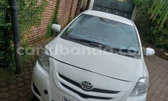 Gura Yakoze Toyota Belta White Imodoka i Kampala mu Uganda Gura Yakoze Toyota Belta White Imodoka i Kampala mu Uganda