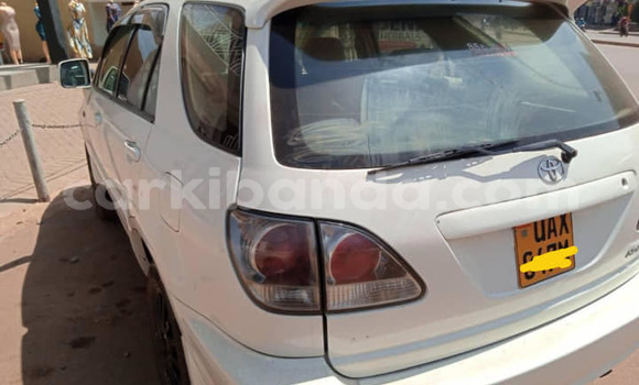 Acheter Occasion Voiture Toyota Harrier Blanc à Kampala, Ouganda Acheter Occasion Voiture Toyota Harrier Blanc à Kampala, Ouganda