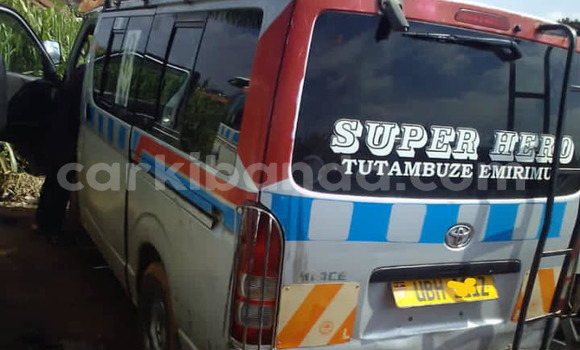 Nunua Ilio tumika Toyota Hiace Fedha Gari ndani ya Kampala nchini Uganda Nunua Ilio tumika Toyota Hiace Fedha Gari ndani ya Kampala nchini Uganda