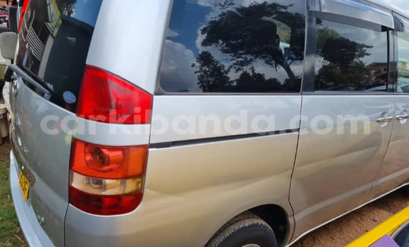 Acheter Occasion Voiture Toyota Noah Gris à Kampala, Ouganda Acheter Occasion Voiture Toyota Noah Gris à Kampala, Ouganda