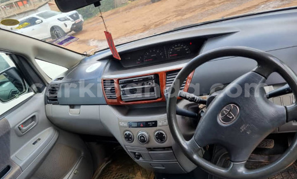 Acheter Occasion Voiture Toyota Noah Gris à Kampala, Ouganda Acheter Occasion Voiture Toyota Noah Gris à Kampala, Ouganda