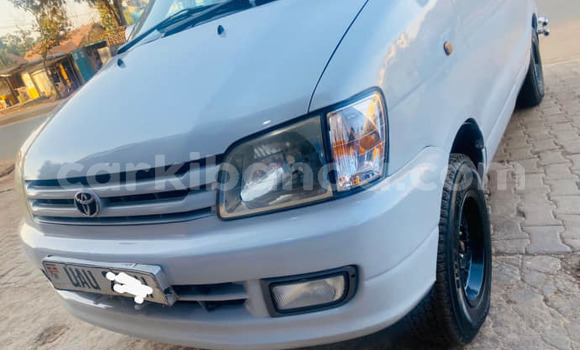 Acheter Occasion Voiture Toyota Noah Blanc à Kampala, Ouganda