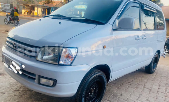 Acheter Occasion Voiture Toyota Noah Blanc à Kampala, Ouganda Acheter Occasion Voiture Toyota Noah Blanc à Kampala, Ouganda