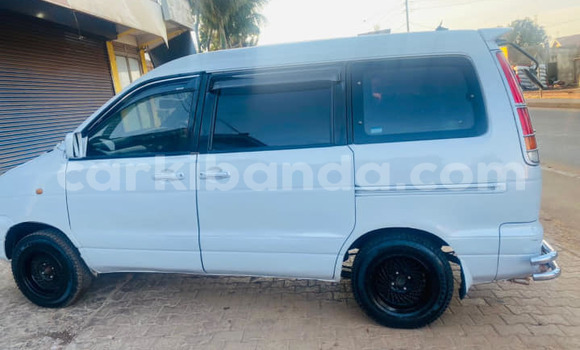 Acheter Occasion Voiture Toyota Noah Blanc à Kampala, Ouganda Acheter Occasion Voiture Toyota Noah Blanc à Kampala, Ouganda