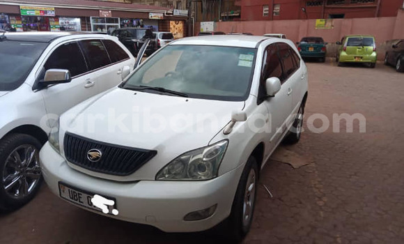 Nunua Ilio tumika Toyota Harrier Nyeupe Gari ndani ya Kampala nchini Uganda