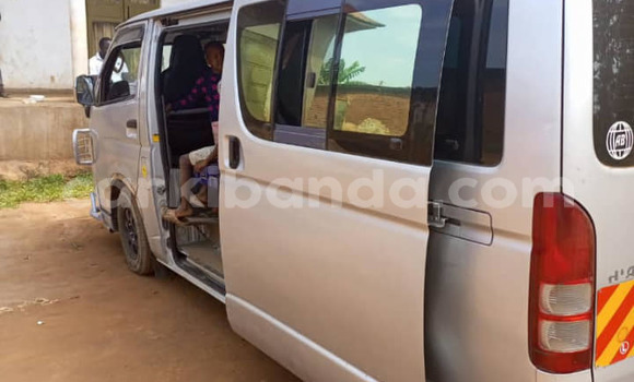 Nunua Ilio tumika Toyota Hiace Fedha Gari ndani ya Kampala nchini Uganda Nunua Ilio tumika Toyota Hiace Fedha Gari ndani ya Kampala nchini Uganda