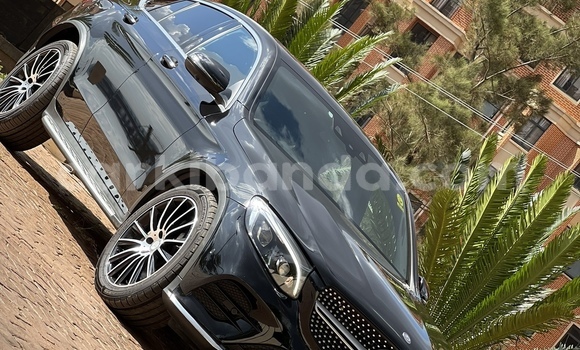 Gura Yakoze Mercedes-Benz GLC 250D Black Imodoka i Kampala mu Uganda
