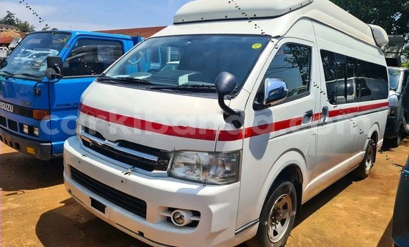 Gura Yakoze Toyota Hiace White Imodoka i Kampala mu Uganda