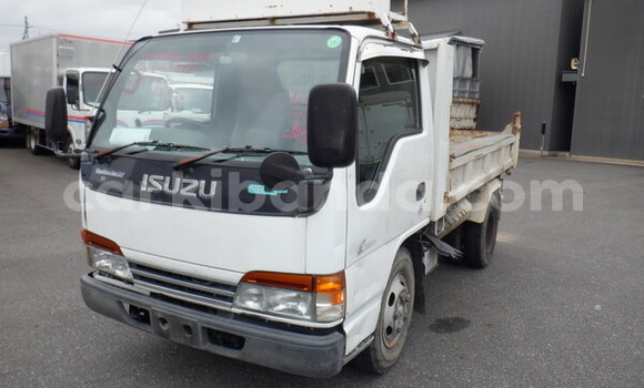 Nunua Ilio tumika Isuzu Bighorn Nyeupe Lori ndani ya Kampala nchini Uganda